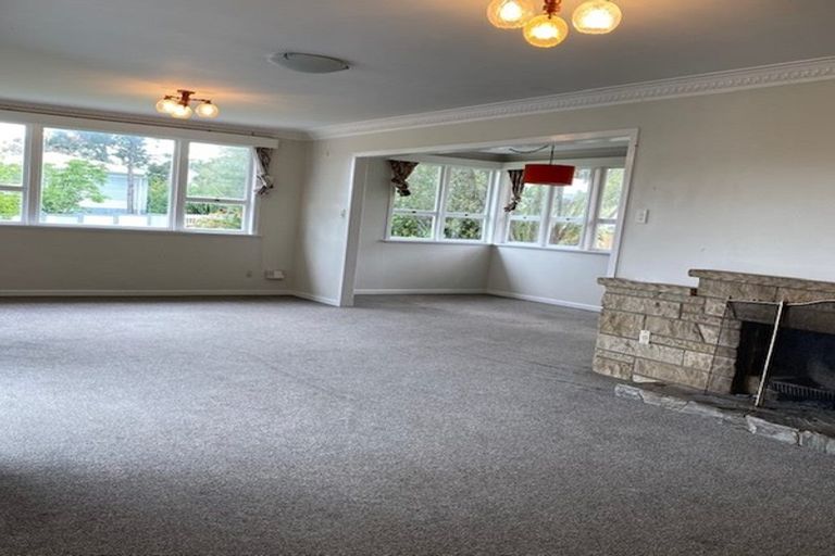 Photo of property in 27 Royal View Road, Te Atatu South, Auckland, 0610