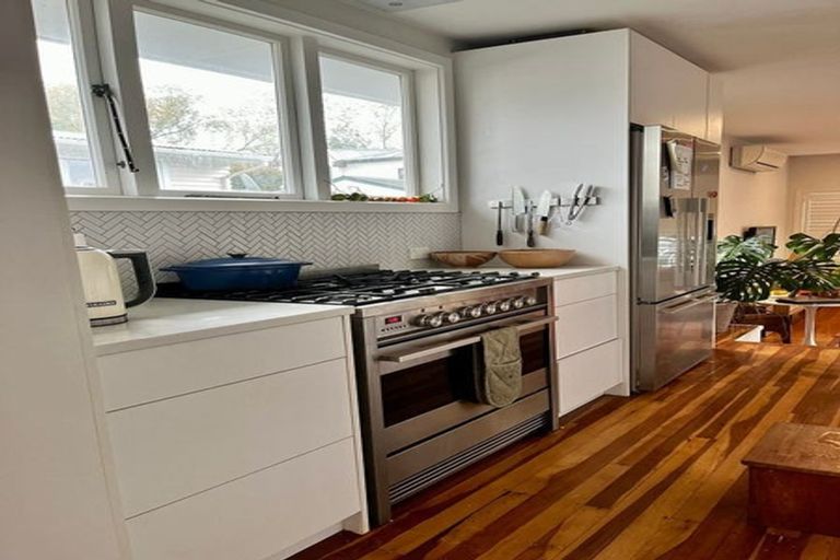Photo of property in 35 Sullivan Avenue, Mangere Bridge, Auckland, 2022