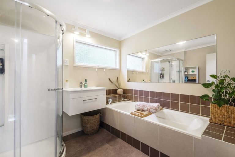 Photo of property in 8 Tranquil Glade, Hillcrest, Auckland, 0627