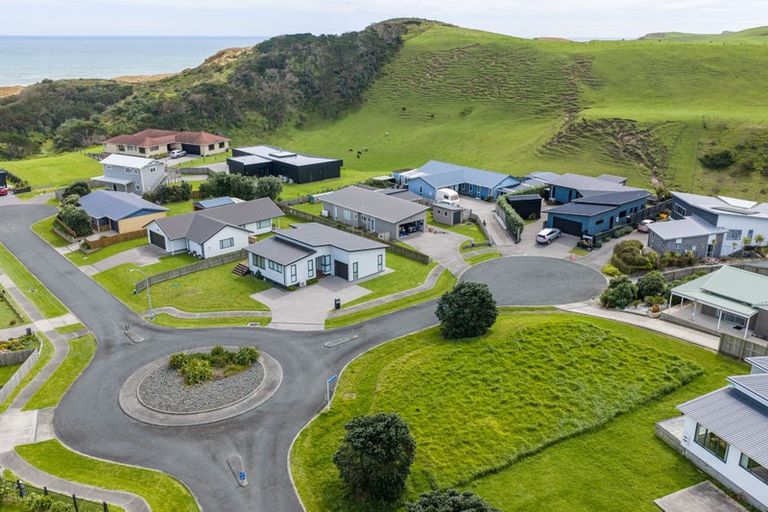 Photo of property in 2 Ambergris Place, Baylys Beach, 0377