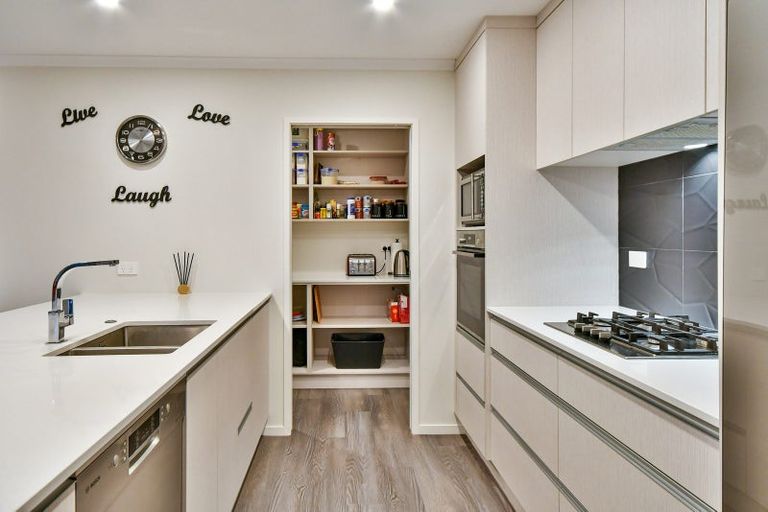 Photo of property in 16 James Elliot Way, Pokeno, 2402