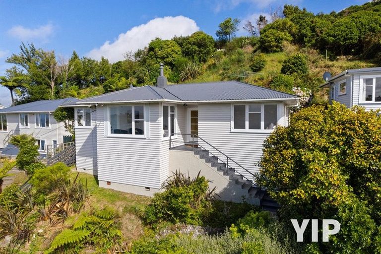 Photo of property in 106 Ruskin Road, Newlands, Wellington, 6037