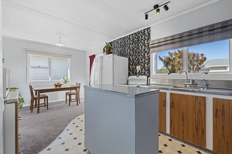 Photo of property in 2 Turakina Street, Merrilands, New Plymouth, 4312
