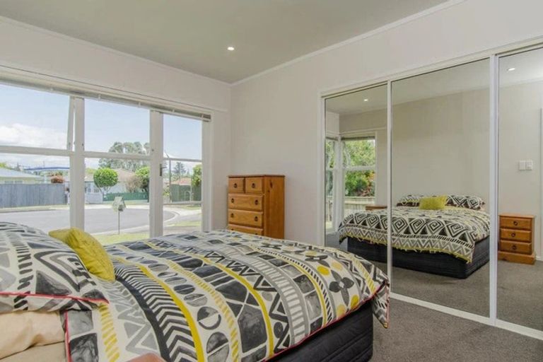 Photo of property in 8 Dolan Place, New Lynn, Auckland, 0600