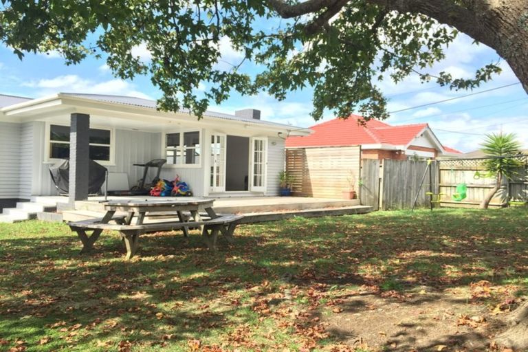 Photo of property in 55a Lynwood Road, New Lynn, Auckland, 0600