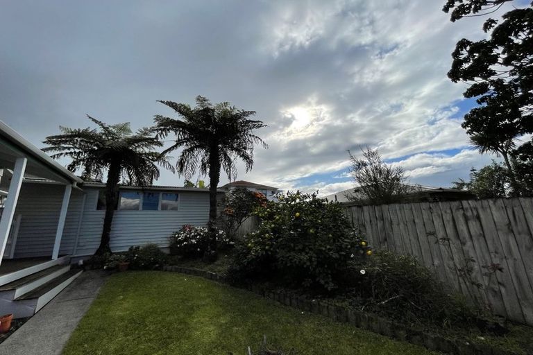 Photo of property in 2/8 Rickards Place, New Lynn, Auckland, 0600