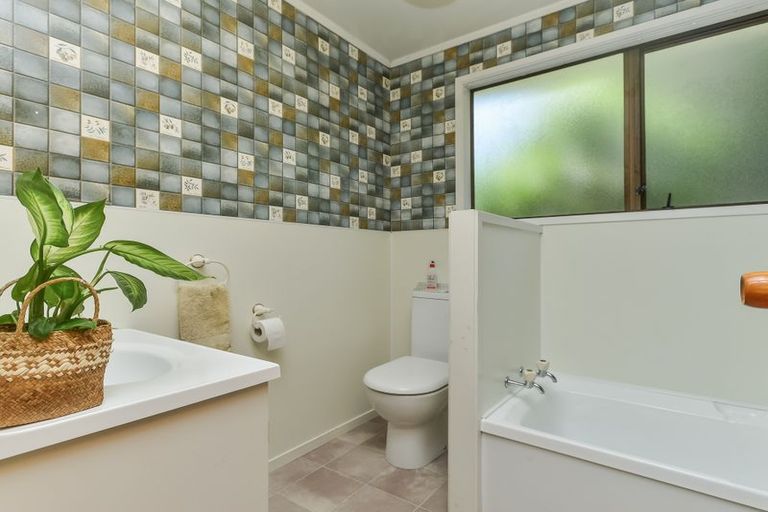 Photo of property in 10 Glenbervie Crescent, Massey, Auckland, 0614