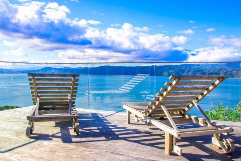 Photo of property in 116 Nevay Road, Karaka Bays, Wellington, 6022