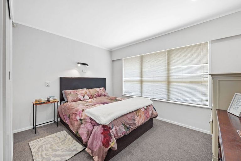 Photo of property in 18 Borrowdace Avenue, Botany Downs, Auckland, 2010