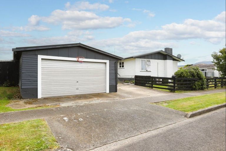 Photo of property in 15 Fox Street, Woodville, 4920