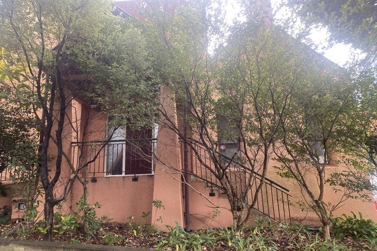 Photo of property in 28 Eccleston Hill, Thorndon, Wellington, 6011