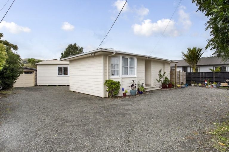 Photo of property in 52 Awaroa Road, Helensville, 0800