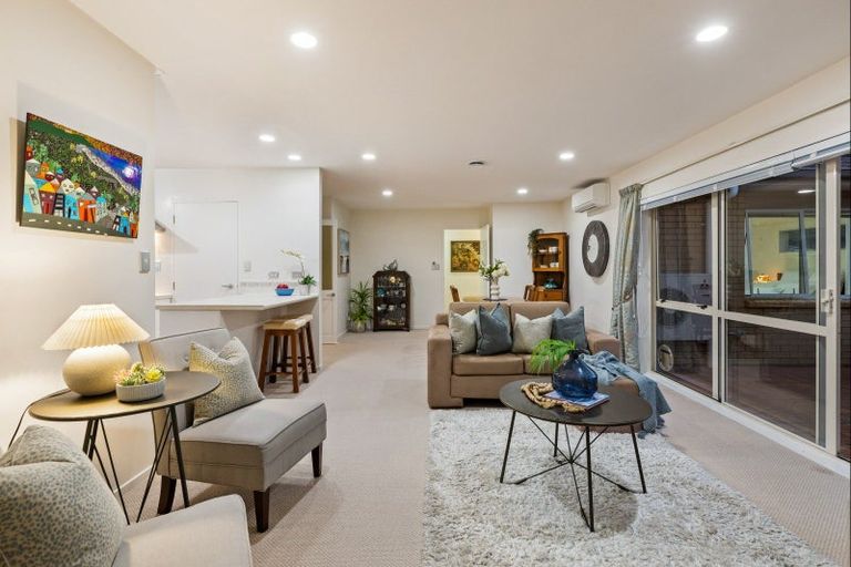 Photo of property in 94 Lakeside Drive, Orewa, 0931