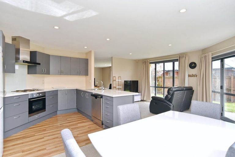 Photo of property in 27 Coolspring Way, Redwood, Christchurch, 8051