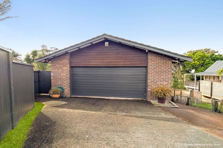Photo of property in 10 Glen Vista Place, Bayview, Auckland, 0629