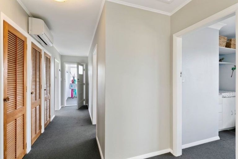 Photo of property in 14 Ruskin Road, Newlands, Wellington, 6037