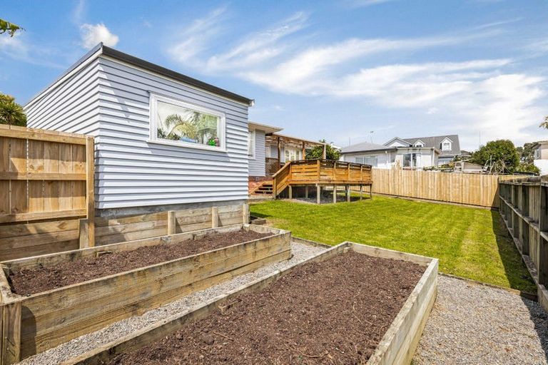 Photo of property in 2/269a Great North Road, Henderson, Auckland, 0612