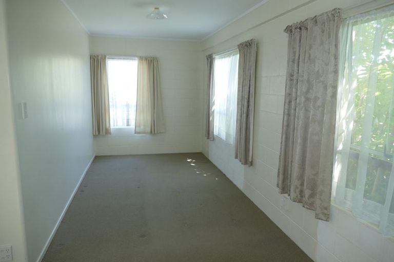 Photo of property in 5 Miltonia Avenue, Te Atatu South, Auckland, 0610