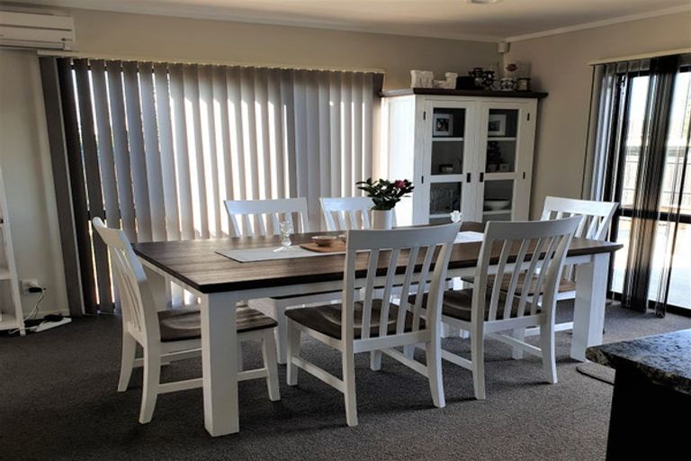 Photo of property in 16 Sandspit Road, Waiuku, 2123