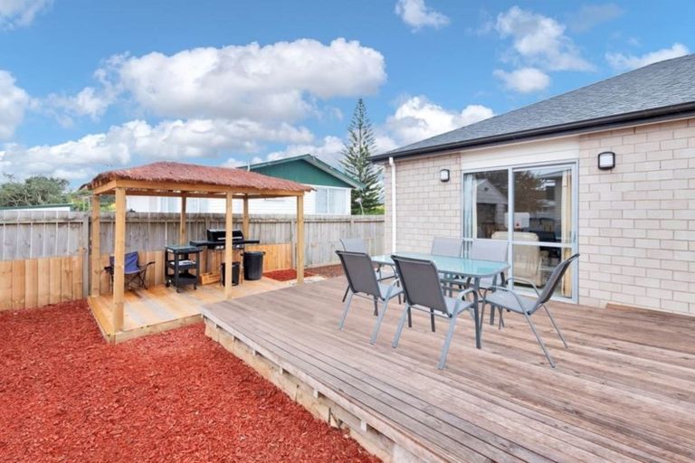 Photo of property in 17 Clendon Place, Manurewa, Auckland, 2102