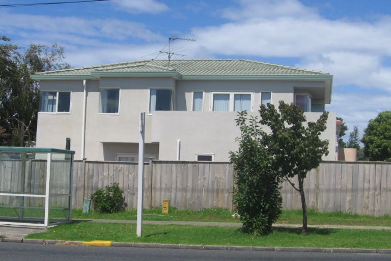 Photo of property in 1/2 Raleigh Road, Northcote, Auckland, 0627