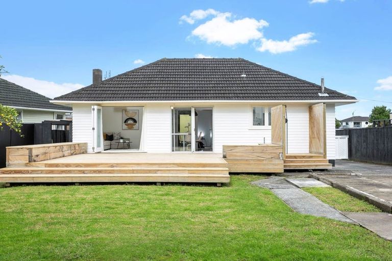 Photo of property in 28 Harbour View Road, Te Atatu Peninsula, Auckland, 0610