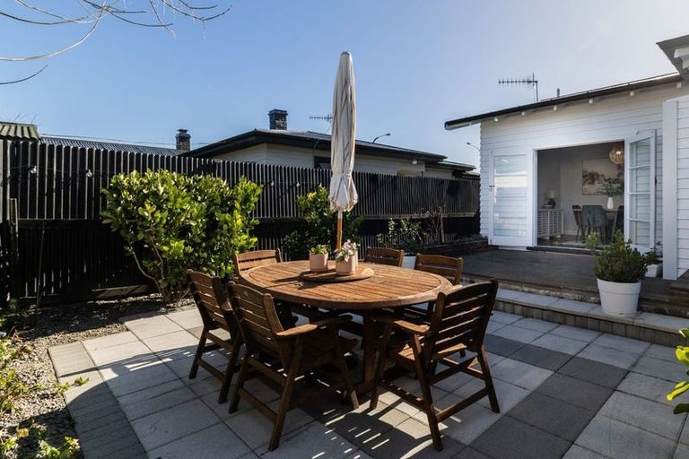 Photo of property in 15 Taradale Road, Marewa, Napier, 4110