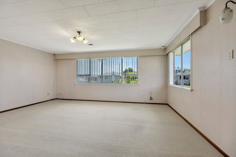 Photo of property in 6 Rospeath Crescent, Spotswood, New Plymouth, 4310