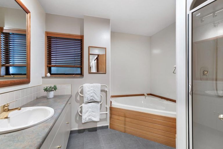 Photo of property in 4 Peregrine Place, Queenstown, 9300