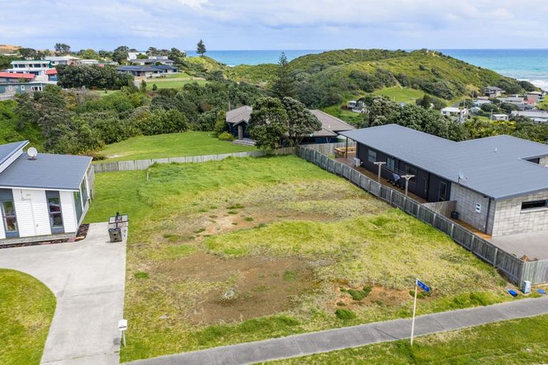 Photo of property in 2 Ambergris Place, Baylys Beach, 0377