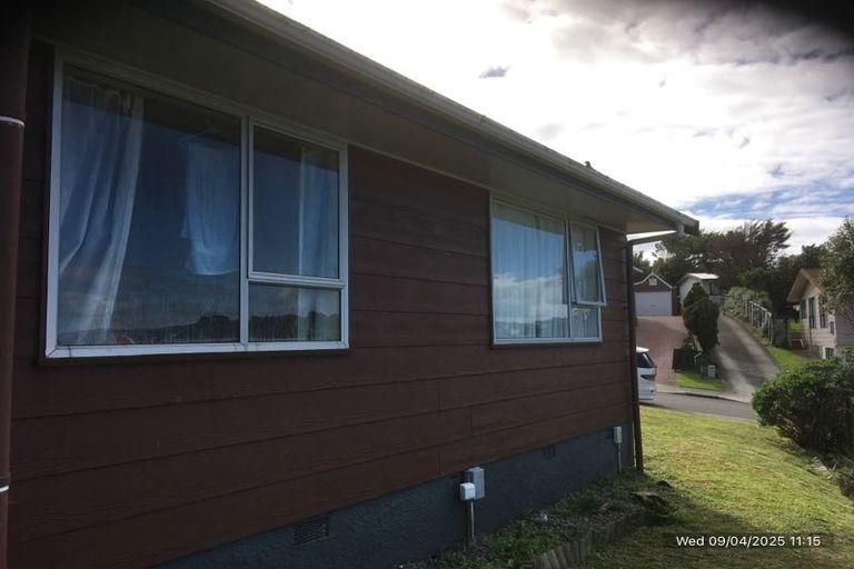 Photo of property in 10 Cheltenham Terrace, Newlands, Wellington, 6037