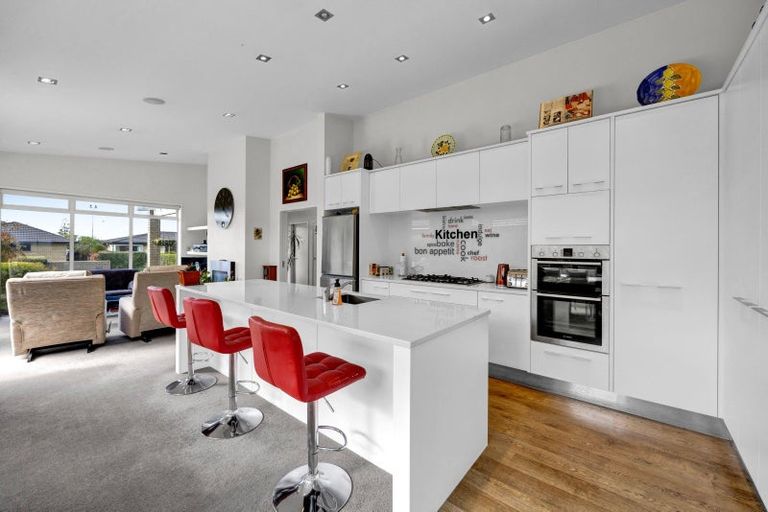 Photo of property in 27 Montague Grove, Stratford, 4332