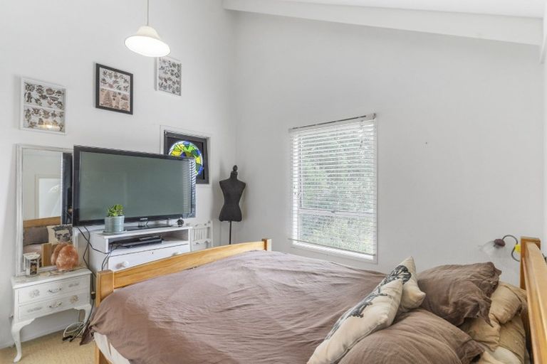 Photo of property in 2/32 Knightsbridge Drive, Forrest Hill, Auckland, 0620