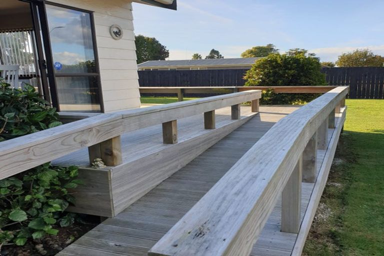 Photo of property in 16 Sandspit Road, Waiuku, 2123