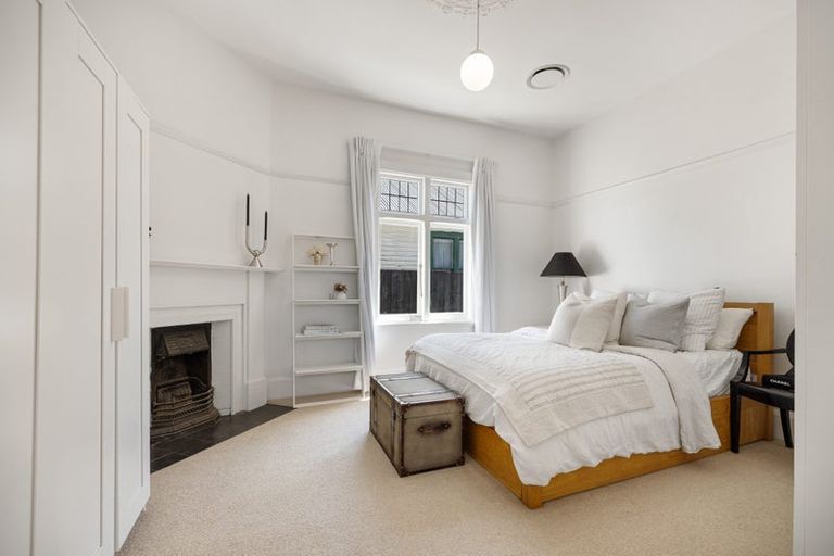 Photo of property in 5 Aikmans Road, Merivale, Christchurch, 8014