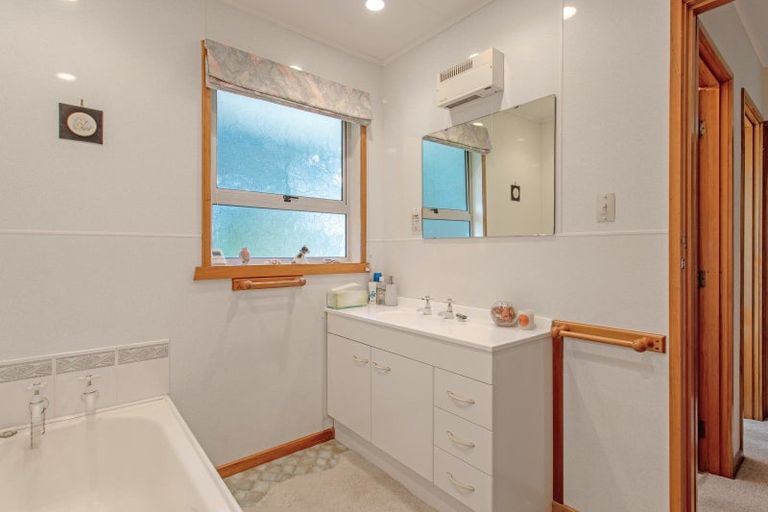 Photo of property in 6 Domain Road, Waipawa, 4210