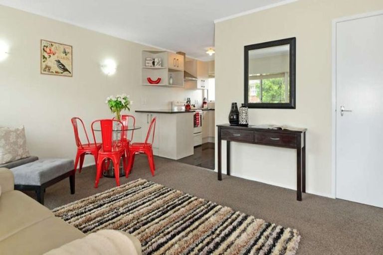 Photo of property in 2/123 Birkdale Road, Birkdale, Auckland, 0626