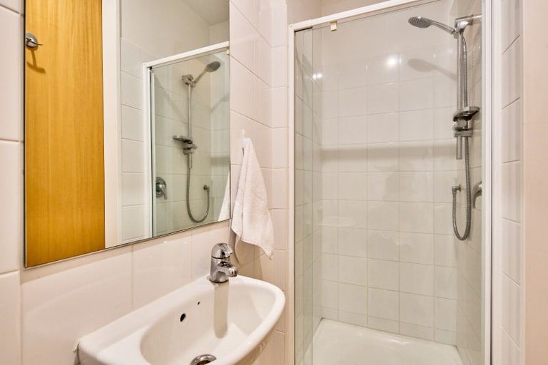 Photo of property in Endeavour Apartments, 3/125 Thorndon Quay, Pipitea, Wellington, 6011