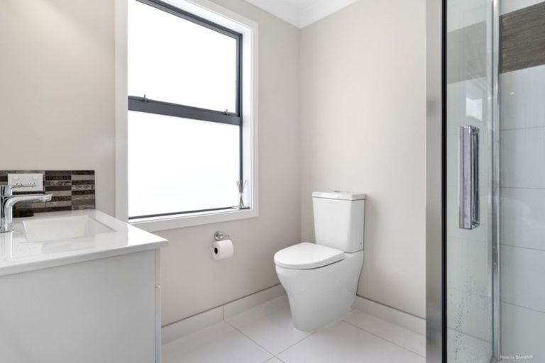 Photo of property in 8 Piper Way, Newlands, Wellington, 6037