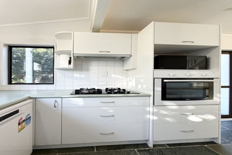 Photo of property in 2/3 Aorangi Place, Birkenhead, Auckland, 0626