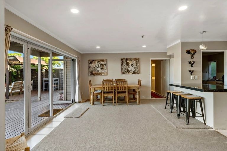 Photo of property in 112 Whangaparaoa Road, Red Beach, 0932