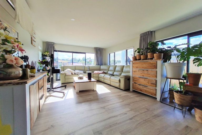 Photo of property in 115 Karepiro Drive, Stanmore Bay, Whangaparaoa, 0932