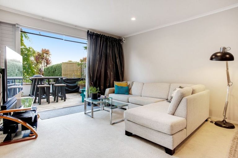 Photo of property in 16 Willow Camp Road, Takanini, 2112