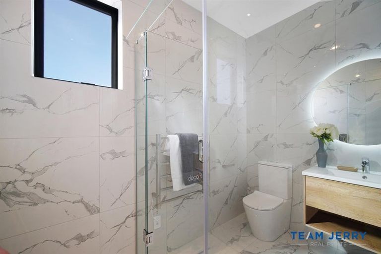 Photo of property in 17 Kuaha Road, Massey, Auckland, 0614