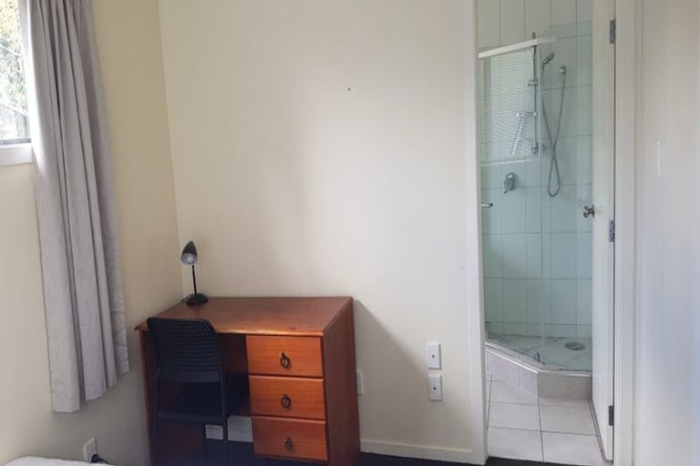 Photo of property in 8c Schnapper Rock Road, Schnapper Rock, Auckland, 0632