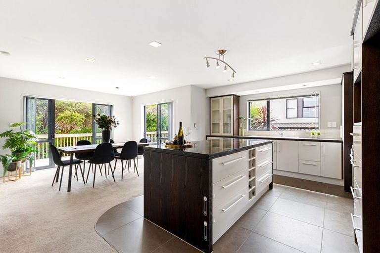 Photo of property in 46 Newbury Place, Schnapper Rock, Auckland, 0632