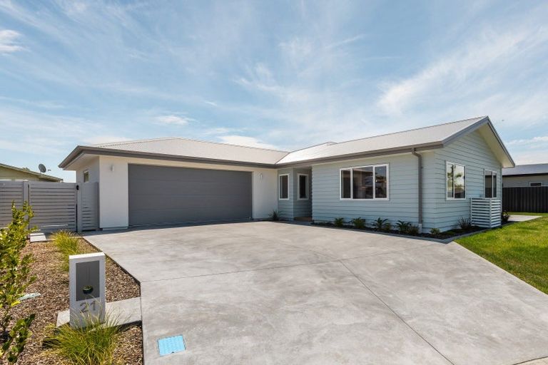 Photo of property in 21 George Yee Place, Taradale, 4112