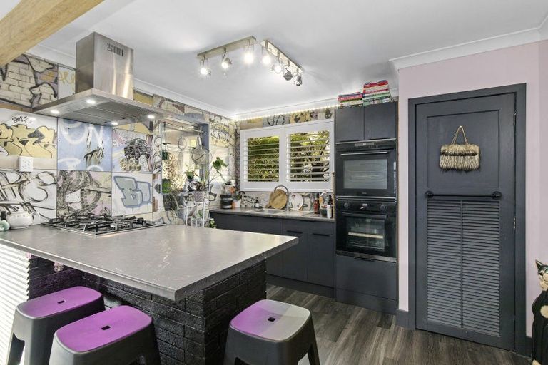 Photo of property in 27 Edelweiss Grove, Timberlea, Upper Hutt, 5018