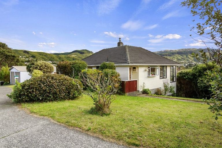 Photo of property in 2 Ryan Grove, Tawa, Wellington, 5028