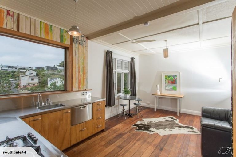 Photo of property in 30 Hungerford Road, Lyall Bay, Wellington, 6022